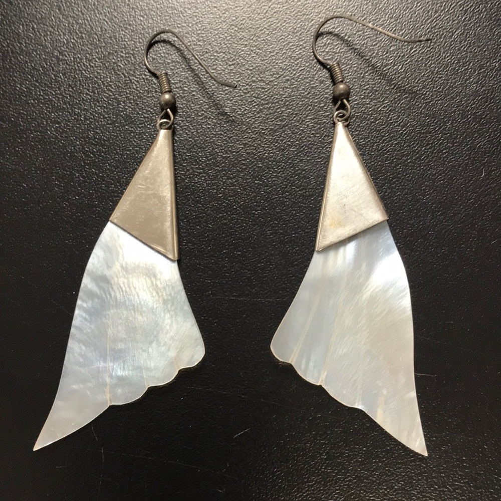 MOTHER-OF-PEARL EARRINGS (WHITE). Silvertone. - Picture 2 of 3